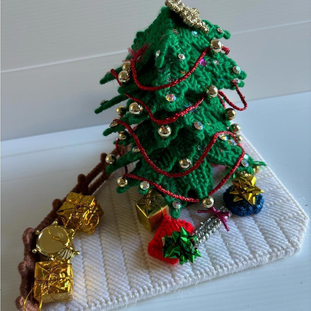 Vintage Needlepoint Christmas Scene Crochet Tree - Picture 5 of 6